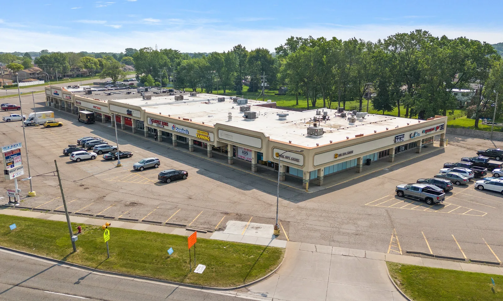 Pickwick Shopping Center — property photo 1